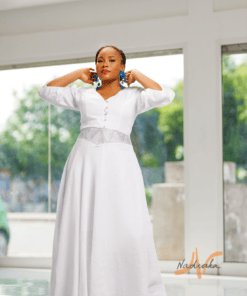 Longue robe ovale brodée à la taille avec des manches bouffantes 3/4 et col V en boutonnière