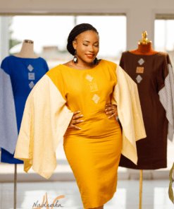 Robe courte brodée en lin avec des manches longues asymétriques en lin à rayures. Couleur jaune moutarde