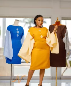 Robe courte brodée en lin avec des manches longues asymétriques en lin à rayures. Couleur jaune moutarde