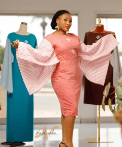 Robe courte brodée en lin avec des manches longues asymétriques en lin à rayures. Couleur rouge corail