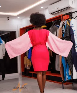 Robe courte brodée en lin avec des manches longues asymétriques en lin à rayures. Rose fuschia