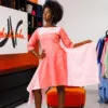 Robe asymétrique brodée en lin avec des manches 3/4 de couleur rouge corail