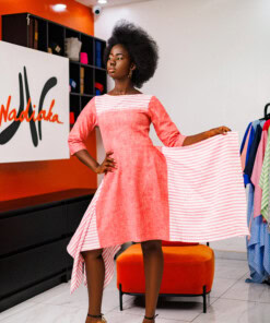 Robe asymétrique brodée en lin avec des manches 3/4 de couleur rouge corail