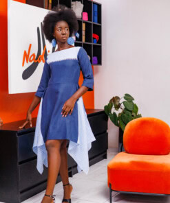 Robe asymétrique brodée en lin avec des manches 3/4 de couleur bleue