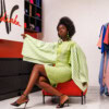 Robe courte brodée en lin avec des manches longues asymétriques en lin à rayures. Couleur verte