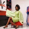Robe courte brodée en lin avec des manches longues asymétriques en lin à rayures. Couleur verte