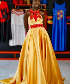 Robe de soirée longue ovale brodée, avec ceinture brodée assortie, tissu Tafettas lustré jaune moutarde, Dos à lacets