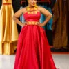 Robe de soirée longue ovale brodée, avec ceinture brodée assortie, tissu Tafettas lustré rouge bordeaux, Dos à lacets.