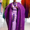 Ensemble longue robe de soirée brodée bustier en tafettas . Dos à lacets de couleur violette assortie avec sas super cape agbara violette.