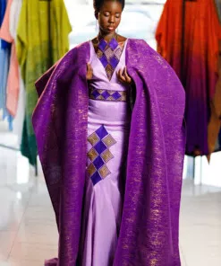 Ensemble longue robe de soirée brodée bustier en tafettas . Dos à lacets de couleur violette assortie avec sas super cape agbara violette.