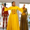 Longue robe brodé de couleur jaune moutarde avec manches 3/4 en tissu coton woodin avec des broderies à l'avant. La robe est agrémentée de fentes en bas sur chaque coté de la robe