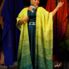 Robe de soirée longue bustier tombant en avant et arrière , avec ceinture brodée assortie et collier brodés , tissu soie de couleur verte. Avec Super Cape Agbara avec plusieurs ton de vert.
