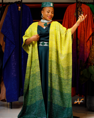 Robe de soirée longue bustier tombant en avant et arrière , avec ceinture brodée assortie et collier brodés , tissu soie de couleur verte. Avec Super Cape Agbara avec plusieurs ton de vert.