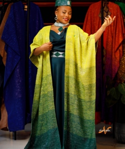 Robe de soirée longue bustier tombant en avant et arrière , avec ceinture brodée assortie et collier brodés , tissu soie de couleur verte. Avec Super Cape Agbara avec plusieurs ton de vert.